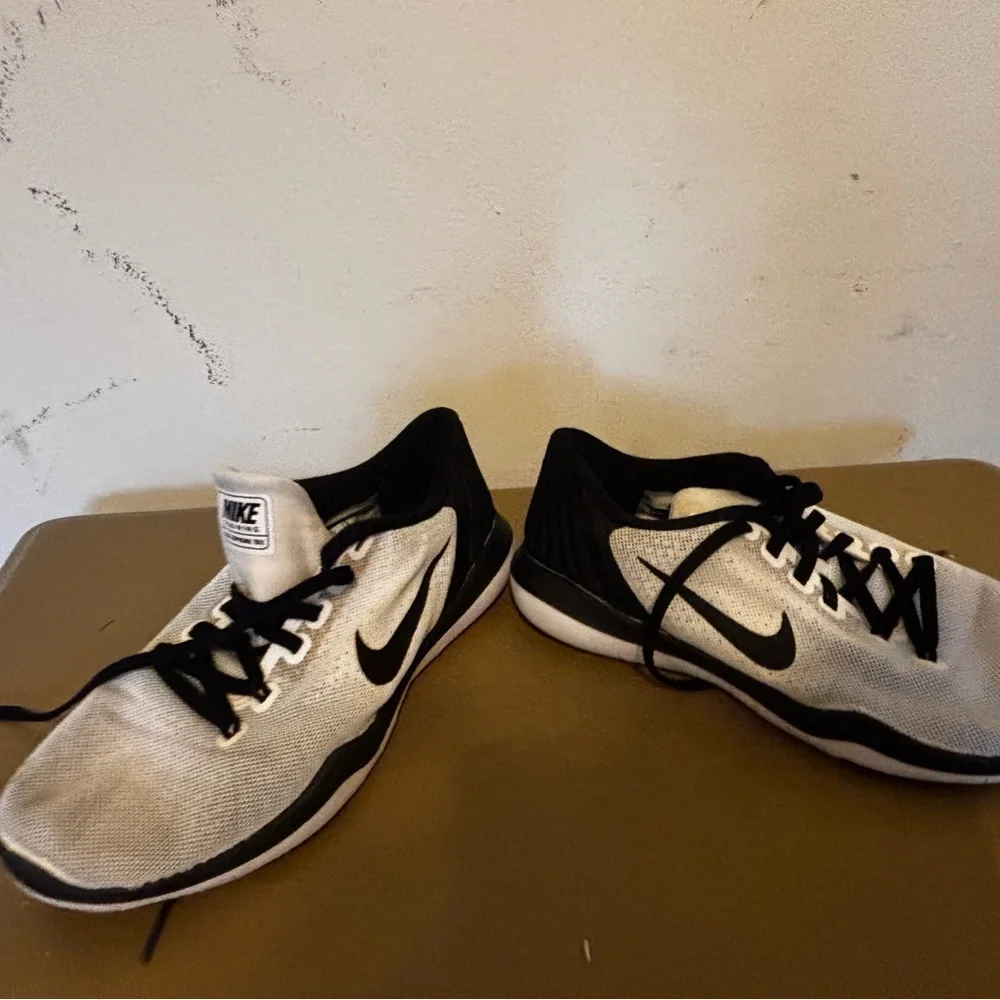 Nike Men's White and Black Athletic Shoes